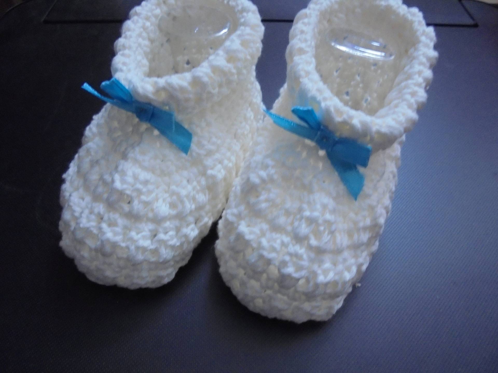 Babyschuhe Gehäkelt/Handgefertigt Aus Weichem Garn Ca 0-3 Monate in Weiss Mit Blauer Schleife Babyschuhe Gehäkelt/Handgefertigt Aus Weichem Garn Ca 0-3 Monate in Weiss Mit Blauer Schleife von akkisflinkemasche