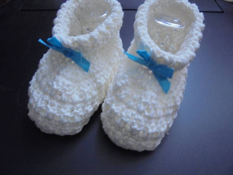 Babyschuhe Gehäkelt/Handgefertigt Aus Weichem Garn Ca 0-3 Monate in Weiss Mit Blauer Schleife von akkisflinkemasche