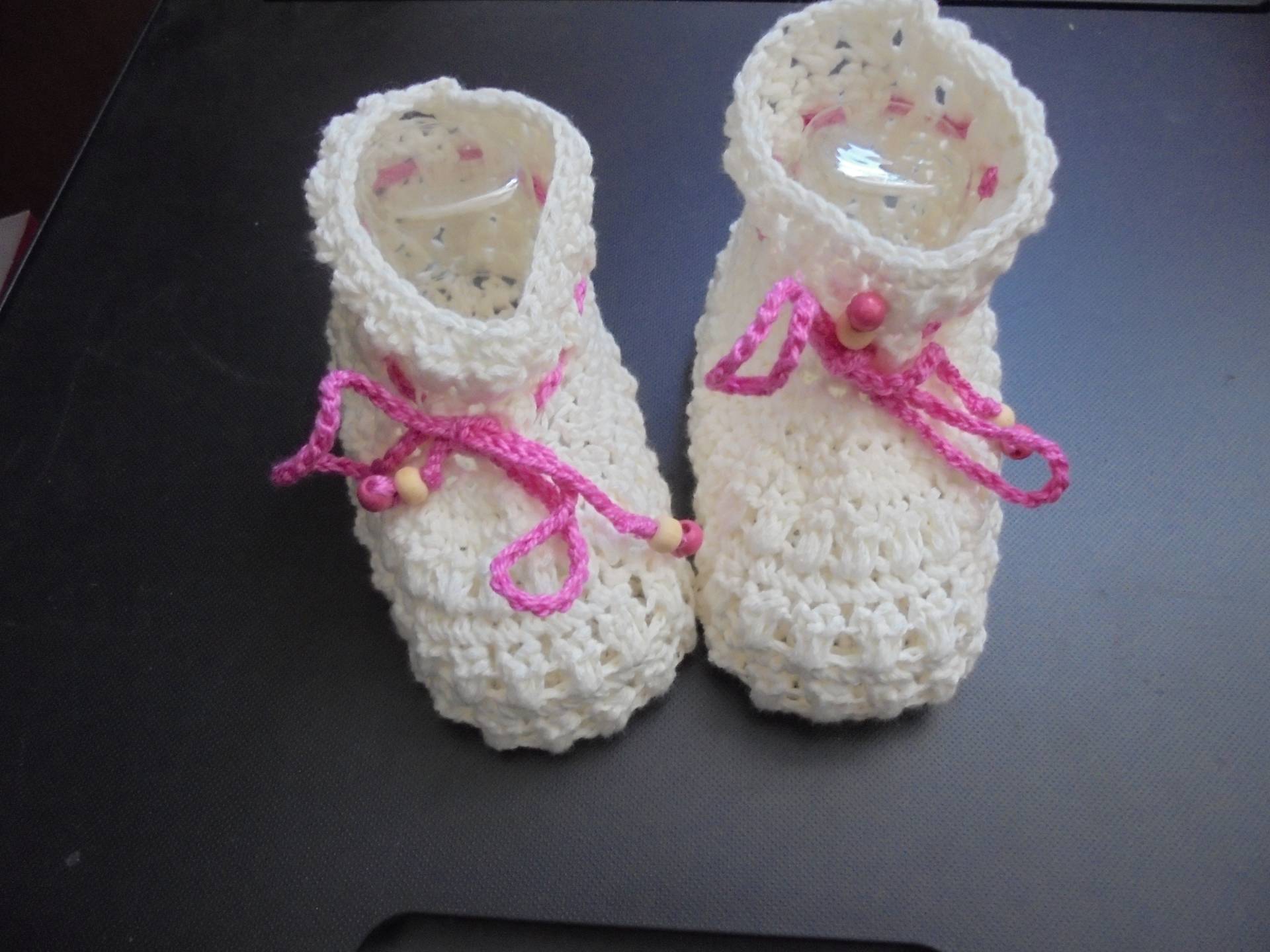 Babyschuhe Gehäkelt/Handgefertigt Aus Weichem Garn Ca 0-3 Monate in Weiss Mit Rosa Häkelkordel Holzperlen Babyschuhe Gehäkelt/Handgefertigt Aus Weichem Garn Ca 0-3 Monate in Weiss Mit Rosa Häkelkordel Holzperlen von akkisflinkemasche