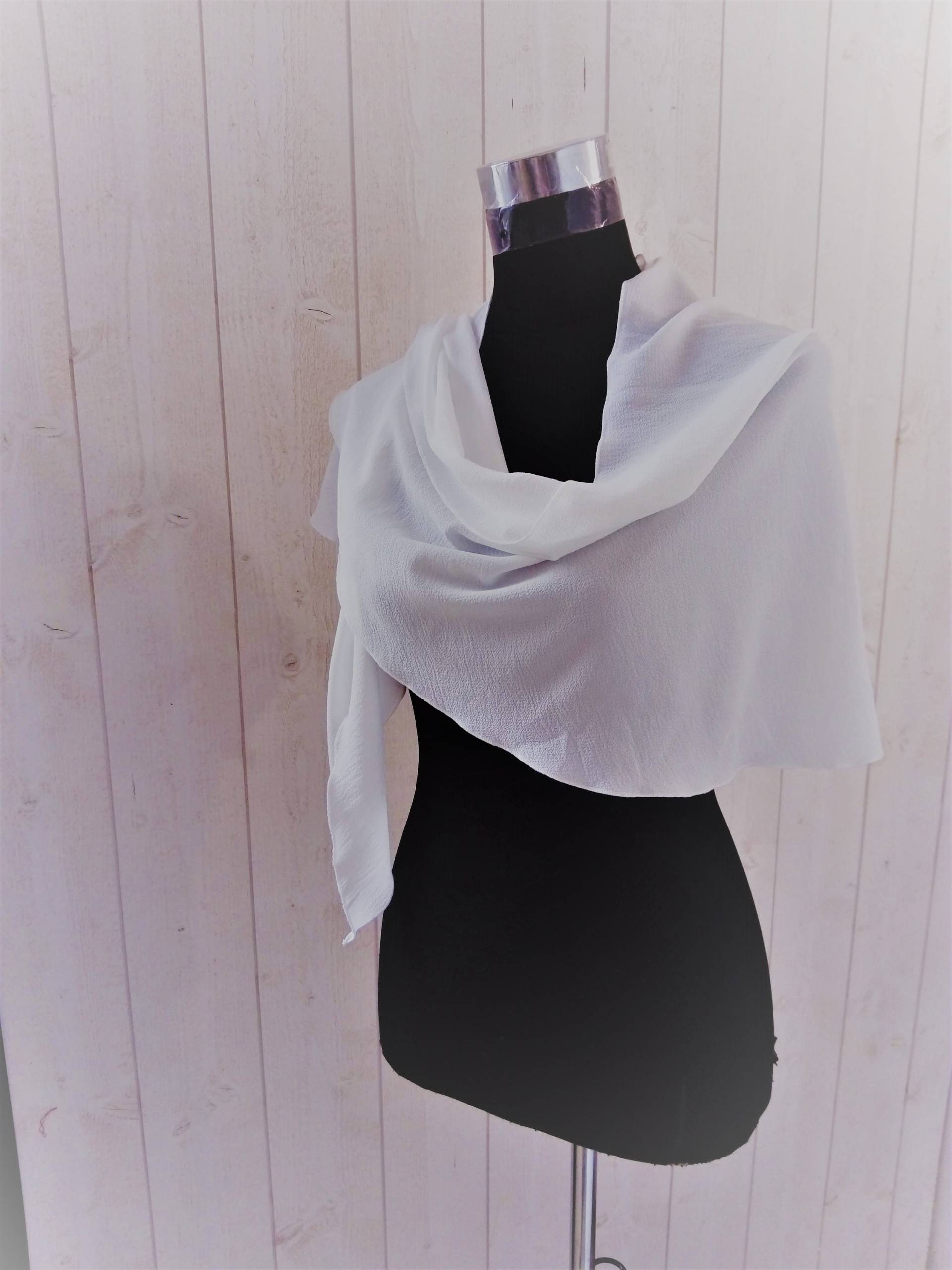 stola, Elfenbeinfarbenes Schultertuch, Kreppstola von alatelierdelacouture