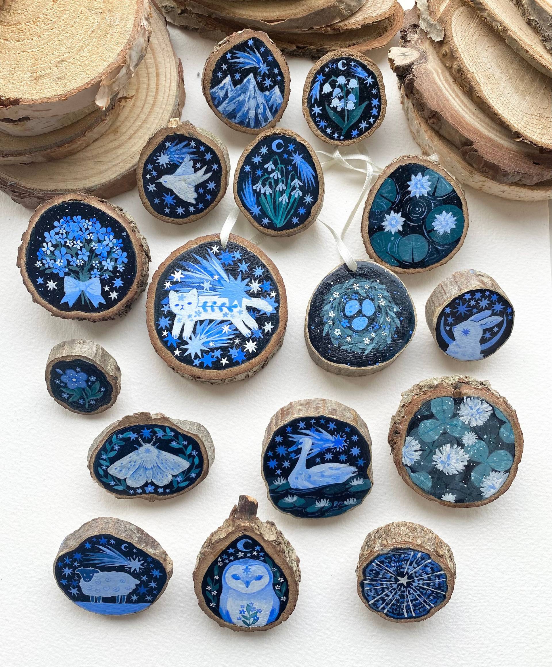 Original Handgefertigte Mini Woodslice Bemalte Pins/Broschen Und Hängende Ornamente | Verträumtes Blau Set Original Handgefertigte Mini Woodslice Bemalte Pins/Broschen Und Hängende Ornamente | Verträumtes Blau Set von albacores