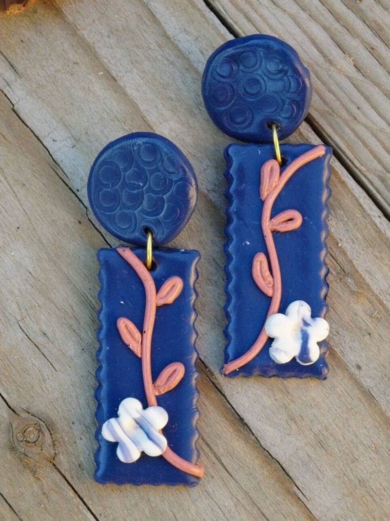Mitternachtsblaue Ohrringe Mit Zweig Und Weißer Blume - Lange Rechteck Polymerton Handgefertigt Leicht Originell Hergestellt in Der Toskana von albadiperlagioielli