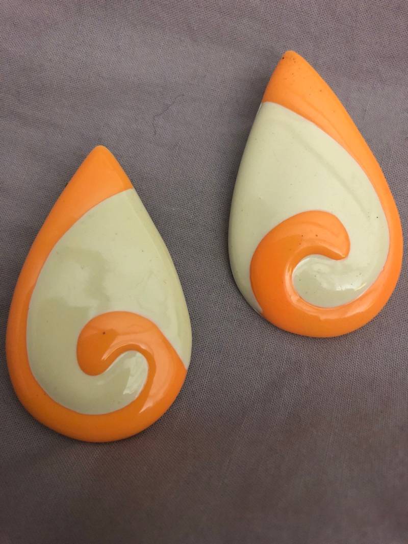 Popsicle Orange Sherbet Wirbel Bemalt Epoxy Couture Geringes Gewicht Ohrring Fabelhafte Vintage 80Er Jahre Tropfen Form von albalopez
