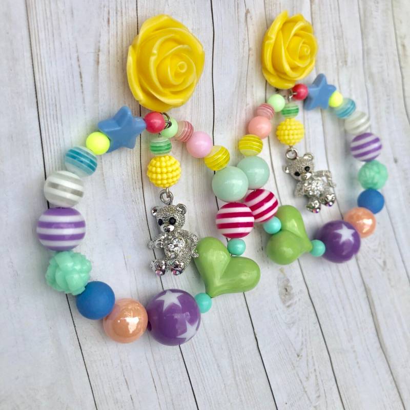 Teddybär Hoop Perlenohrringe Pastellfarben Blumenstreifen Teddybären-Charme Silber Roststein Grün Gelber Rosenstern von albalopez