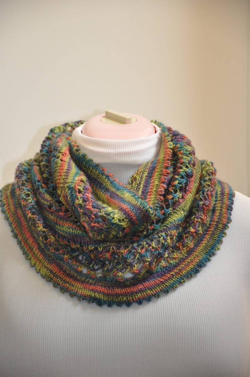Hand Gestrickter Loop Aus Leichter Wolle Hand Gestrickter Loop Aus Leichter Wolle von alemaPearls