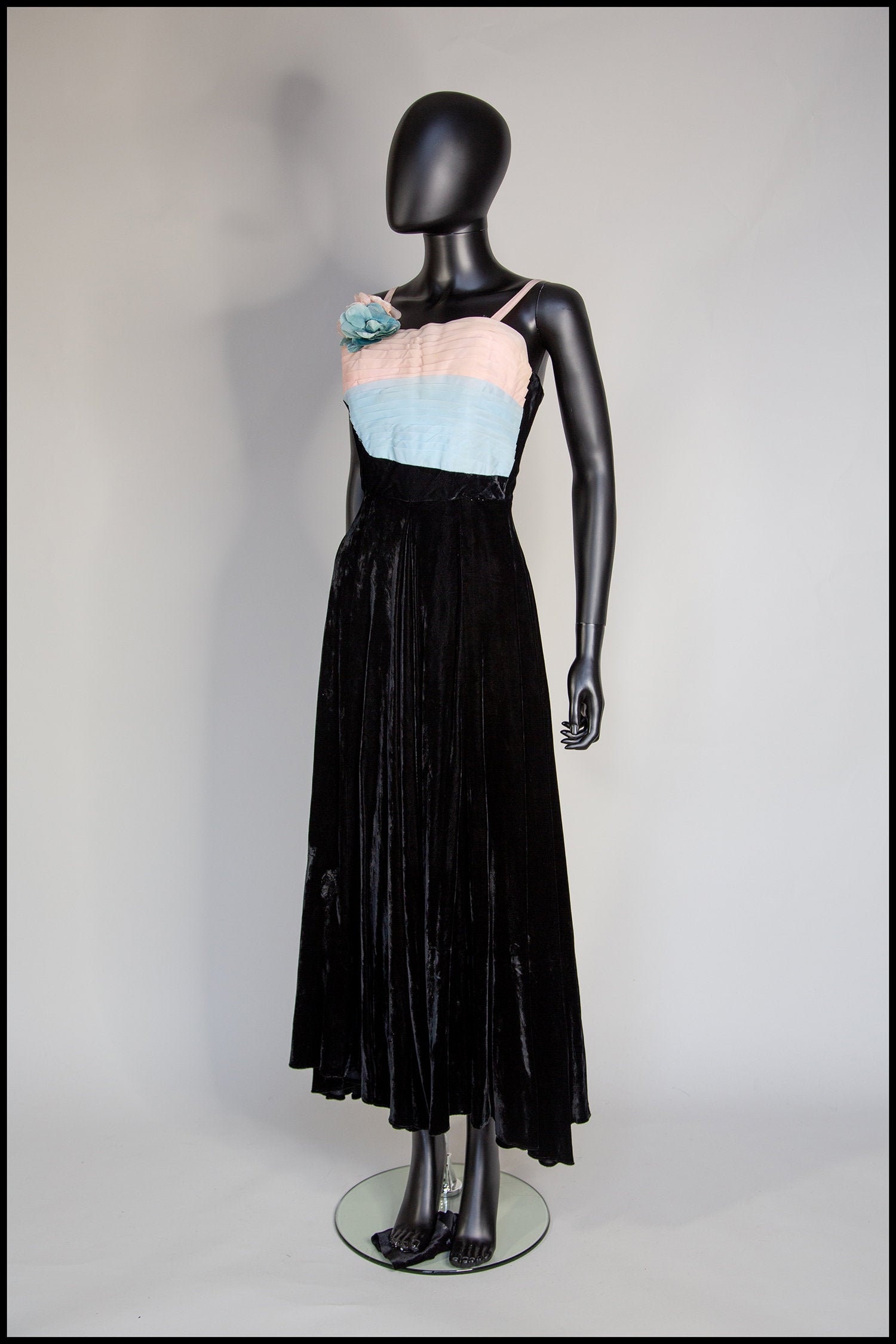 Original Vintage 1940Er Schwarzes Pastell Seidensamt Abendkleid - Plissiertes Rosa Blaues Mieder Versandkostenfrei Original Vintage 1940Er Schwarzes Pastell Seidensamt Abendkleid - Plissiertes Rosa Blaues Mieder Versandkostenfrei von alexandrakingdesign