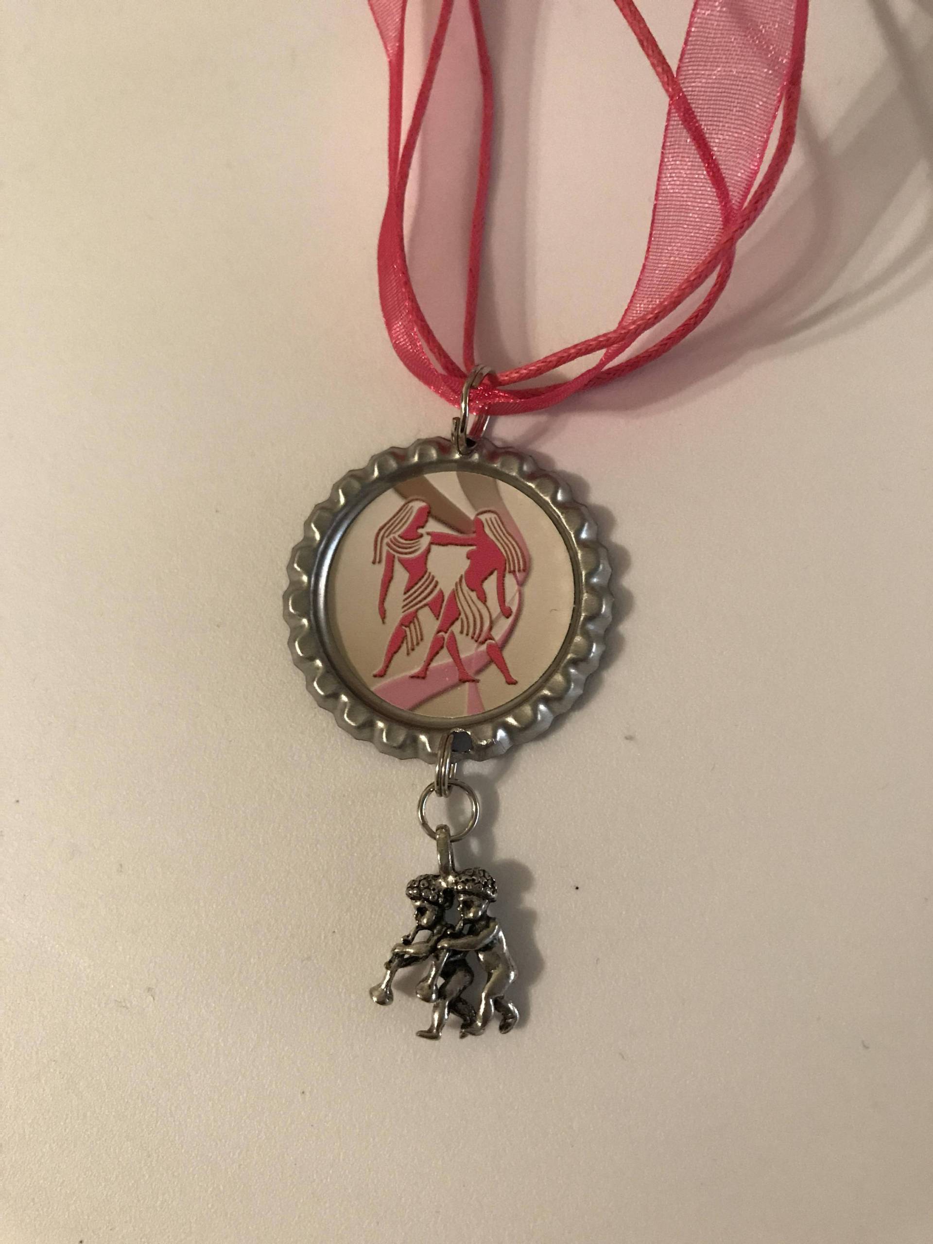 Zwillinge Sternzeichen Flaschenverschluss Anhänger/Halskette Charm Schmuck - Made To Order Zwillinge Sternzeichen Flaschenverschluss Anhänger/Halskette Charm Schmuck - Made To Order von alexandrathegreat