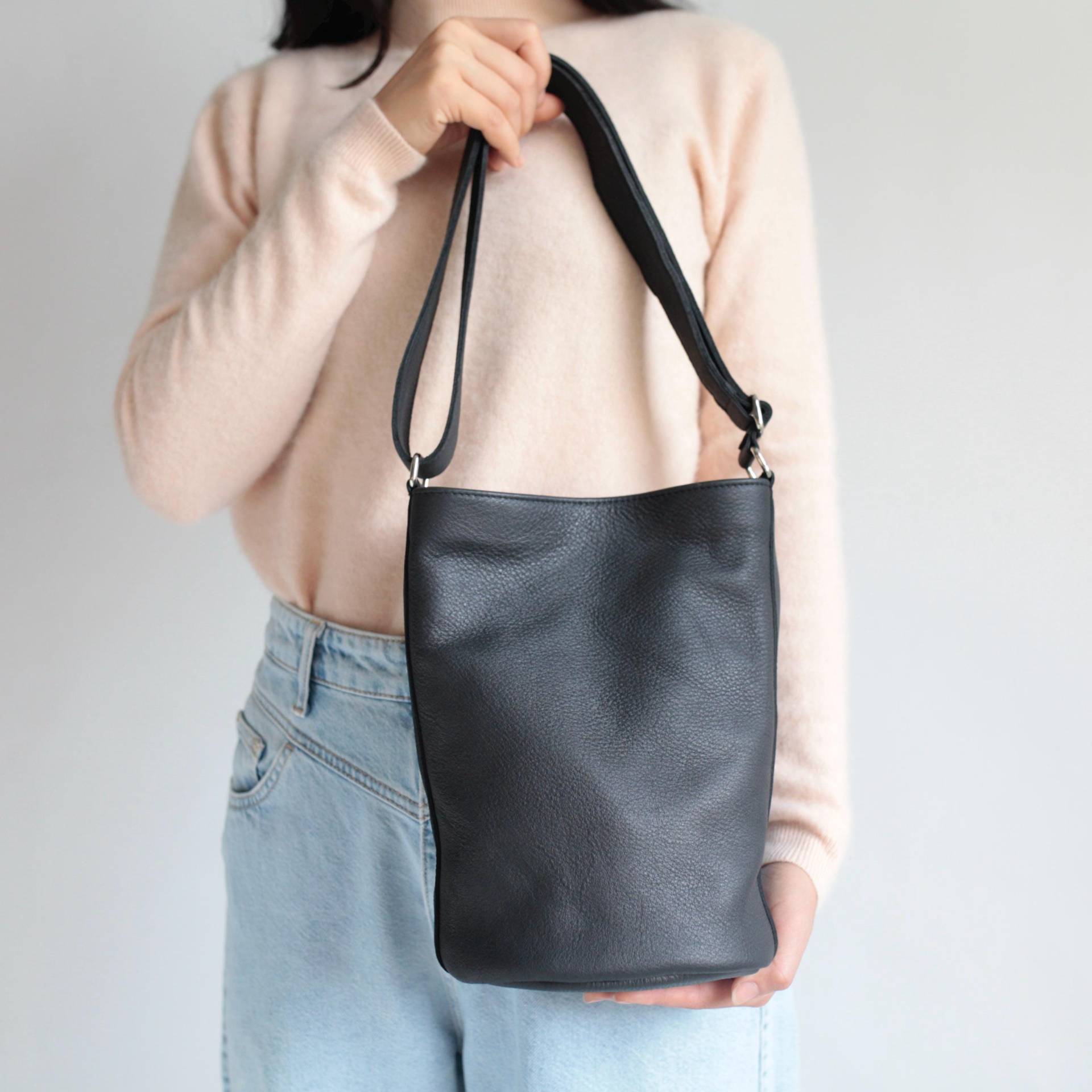 Bucket Bag Upcycling Leder Anthrazit , Lederbeutel, Schultertasche Bucket Bag Upcycling Leder Anthrazit , Lederbeutel, Schultertasche von alexbender