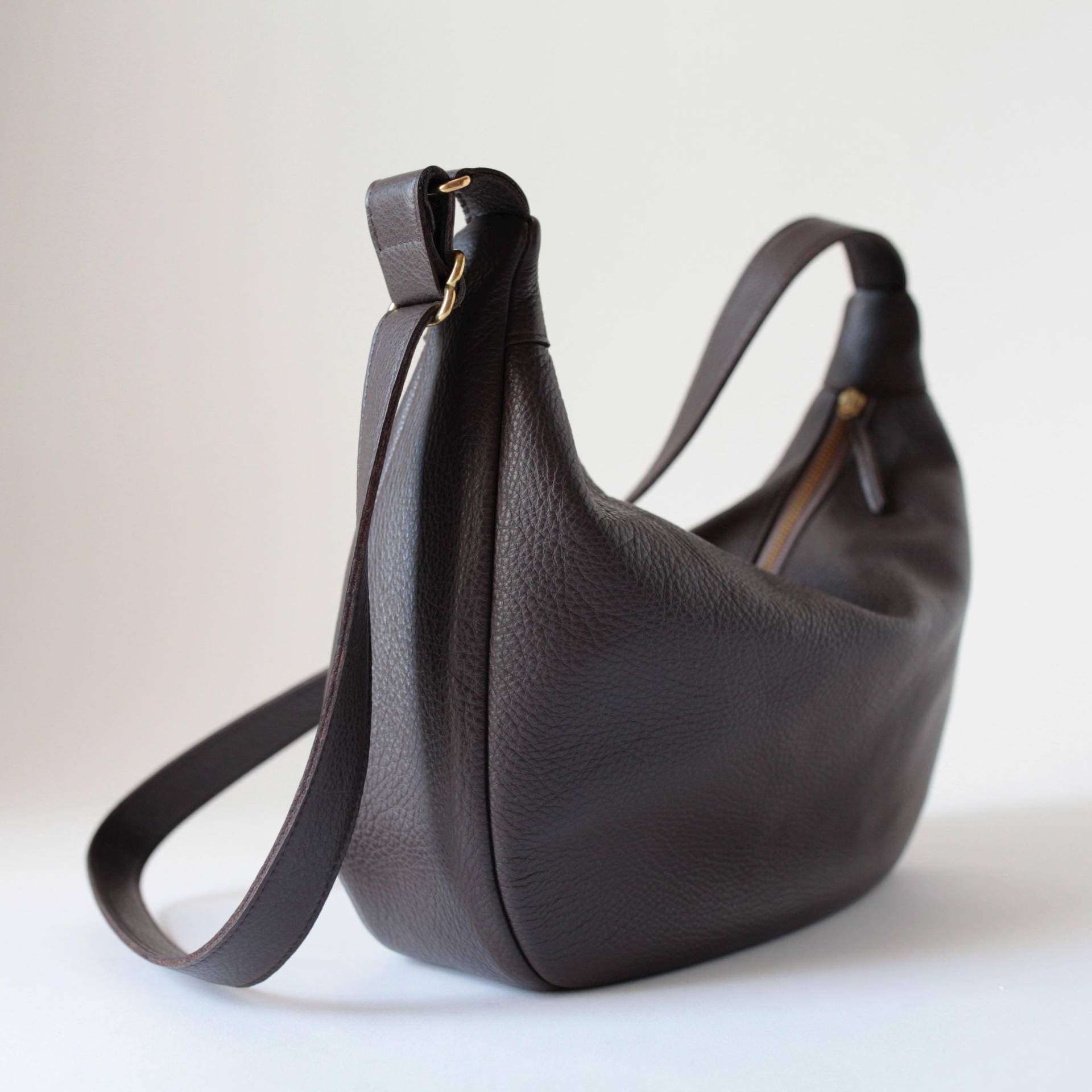 Lederbeutel Pouch Echt Leder Dunkelbraun, Handgefertigte Schultertasche von alexbender