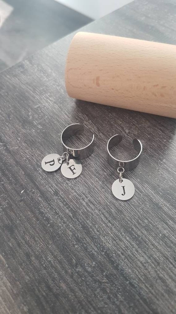 Anpassbarer Silberner Stahlring - Verstellbarer Breiter Silberring Quastenring Mit Anfangsbuchstaben-Anhänger Geschenk Zum Valentinstag Anpassbarer Silberner Stahlring - Verstellbarer Breiter Silberring Quastenring Mit Anfangsbuchstaben-Anhänger Geschenk Zum Valentinstag von alextreizeBijoux