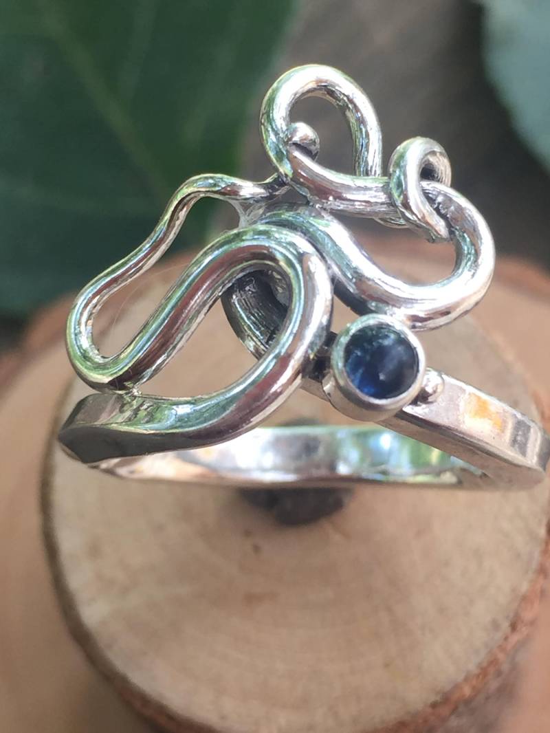 Anillo De Plata Sterling Con Zafiro Anillo De Plata Sterling Con Zafiro von alfarometalsmith