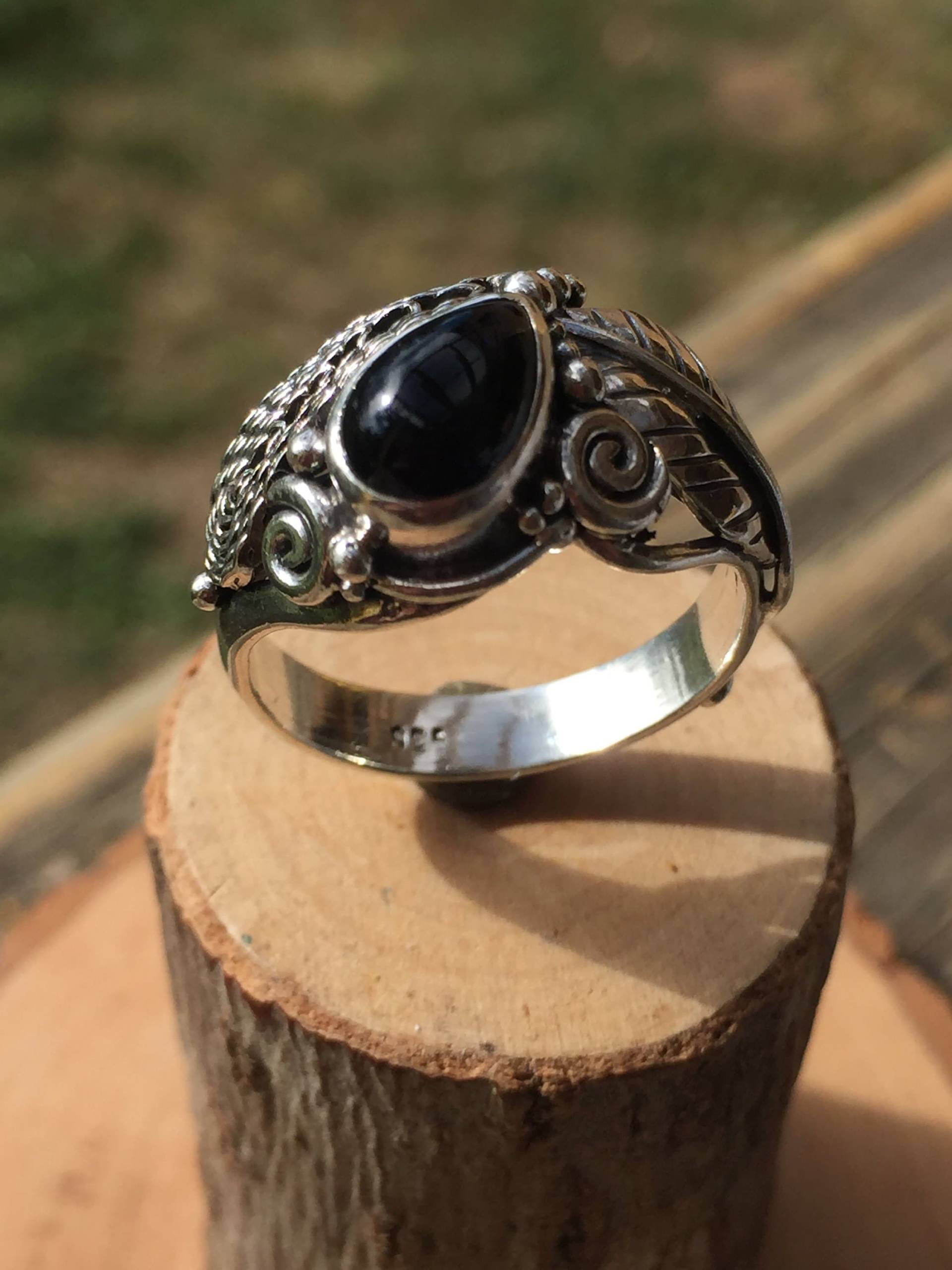 Anillo Unico Hecho En Plata Sterling Con Tanzanita(Morado Profundo Anillo Unico Hecho En Plata Sterling Con Tanzanita(Morado Profundo von alfarometalsmith