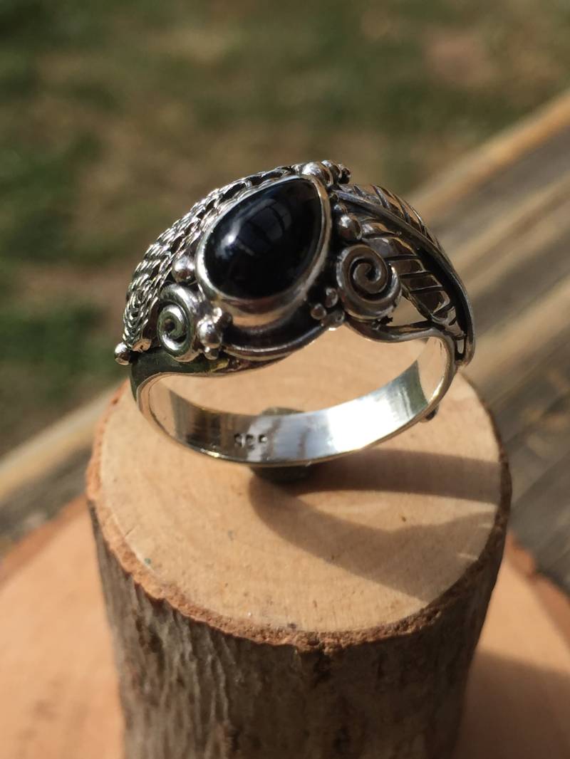 Anillo Unico Hecho En Plata Sterling Con Tanzanita(Morado Profundo Anillo Unico Hecho En Plata Sterling Con Tanzanita(Morado Profundo von alfarometalsmith