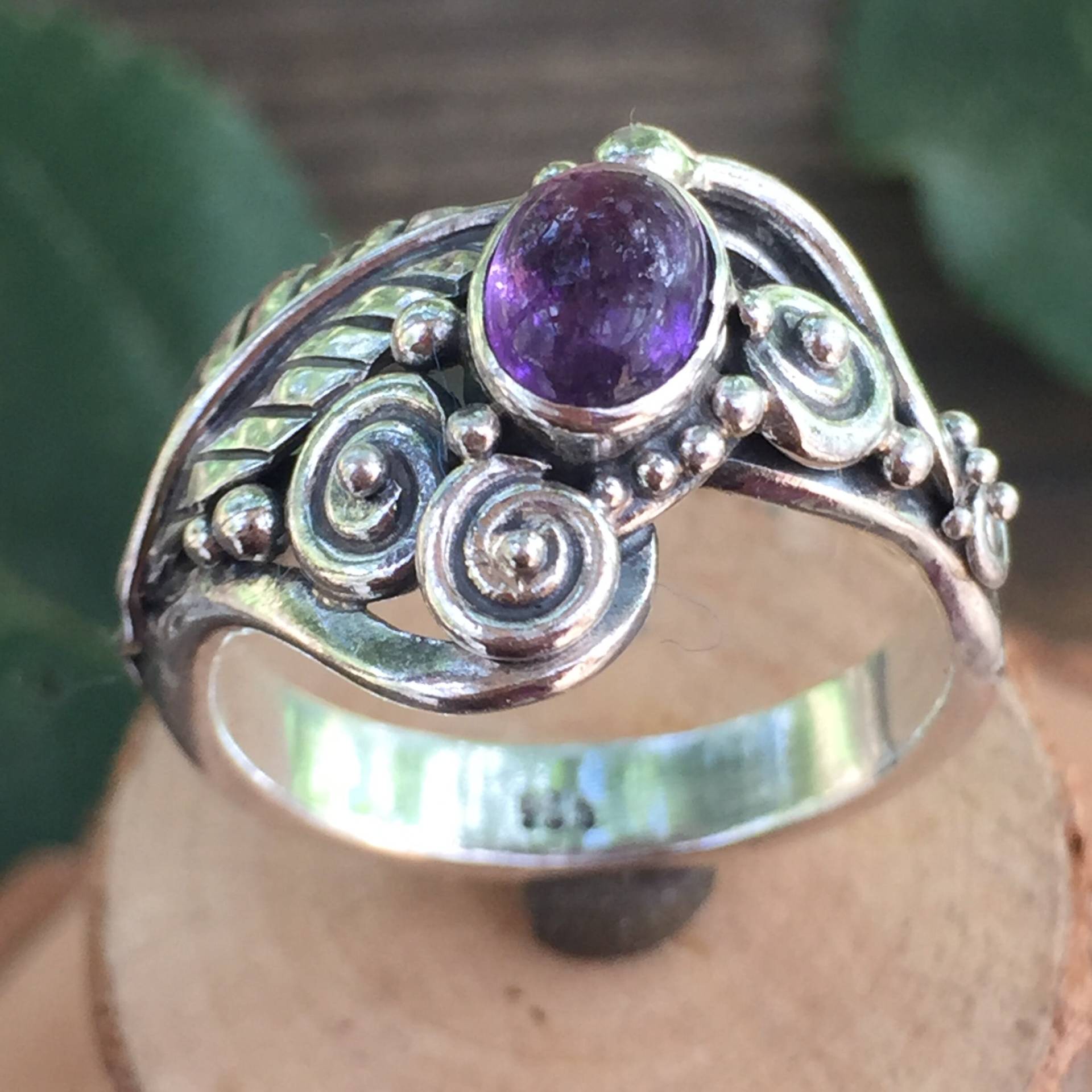 Calido Y Hermoso Anillo De Plata Sterling Con Amatista Calido Y Hermoso Anillo De Plata Sterling Con Amatista von alfarometalsmith