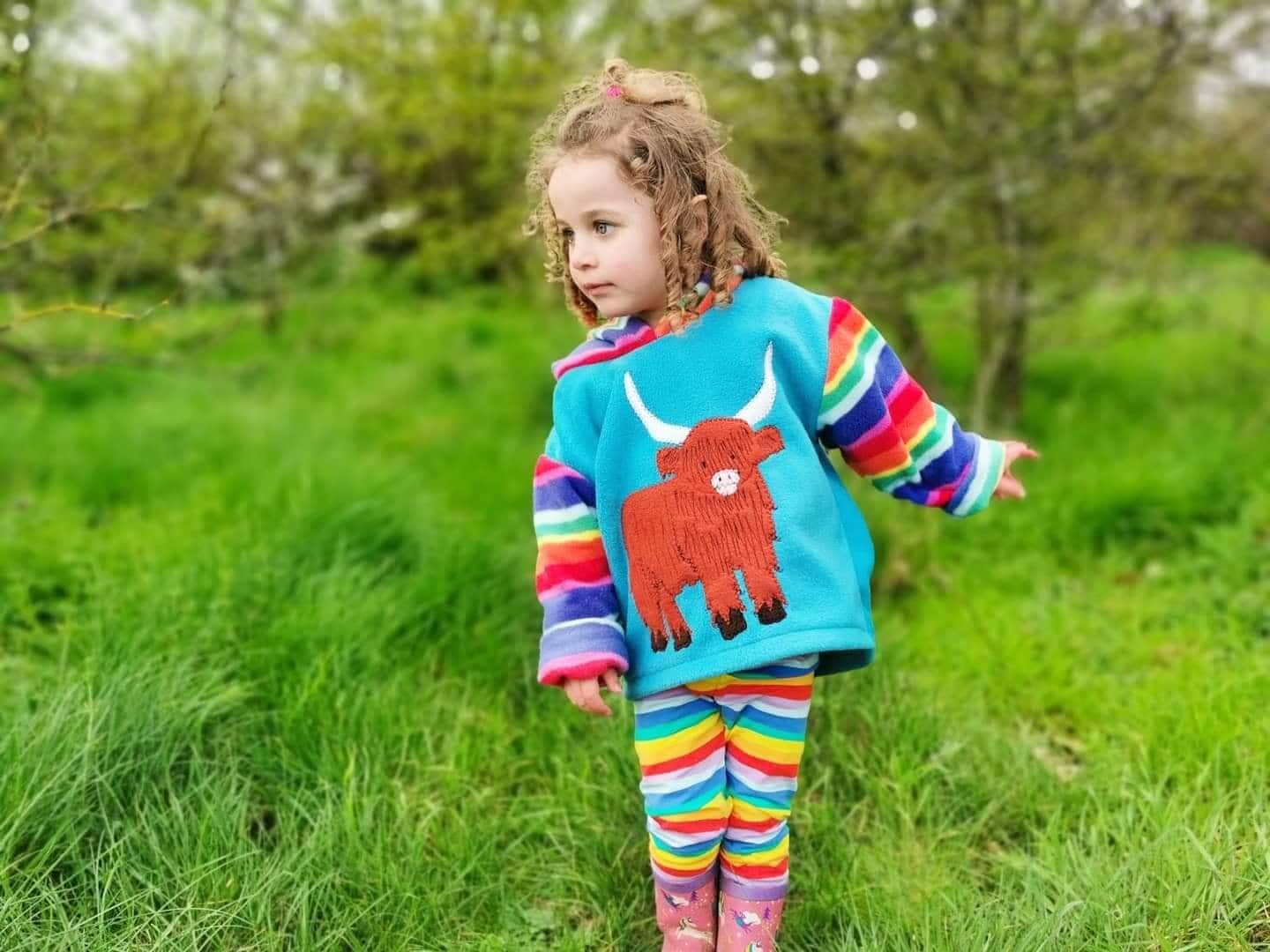 Highland Kuh Hoodie, Enkel Geburtstagsgeschenk, Benutzerdefinierte Regenbogen Streifen Handgemacht in Cornwall von alfieandalice