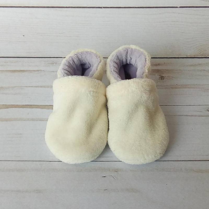 Versandfertig | 0-3 M Creme Und Lavendel Handgemachte Baby Schuhe Weiche Sohle Baumwolle Velour Strickstoff Neugeborene Booties von aliahscreations