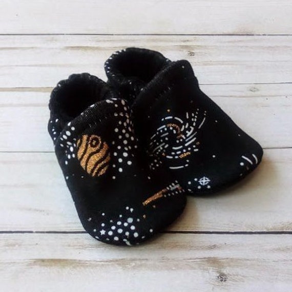Versandfertig | 3-6 Meter Glitter Galaxy Handgefertigte Weiche Sohle Schuhe Baumwolle Strickstoff Rutschfeste Booties Baby Kleinkind Kind Erwachsene von aliahscreations