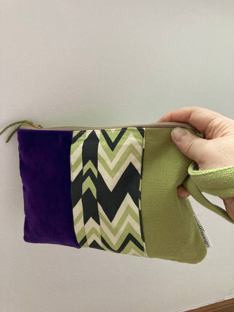 Lila Samt Chevron Patchwork Handtasche, Handytasche, Reise-Make-Up-Tasche, Kosmetiktasche, Einzigartige Tasche, Weekender von aliceJdesign