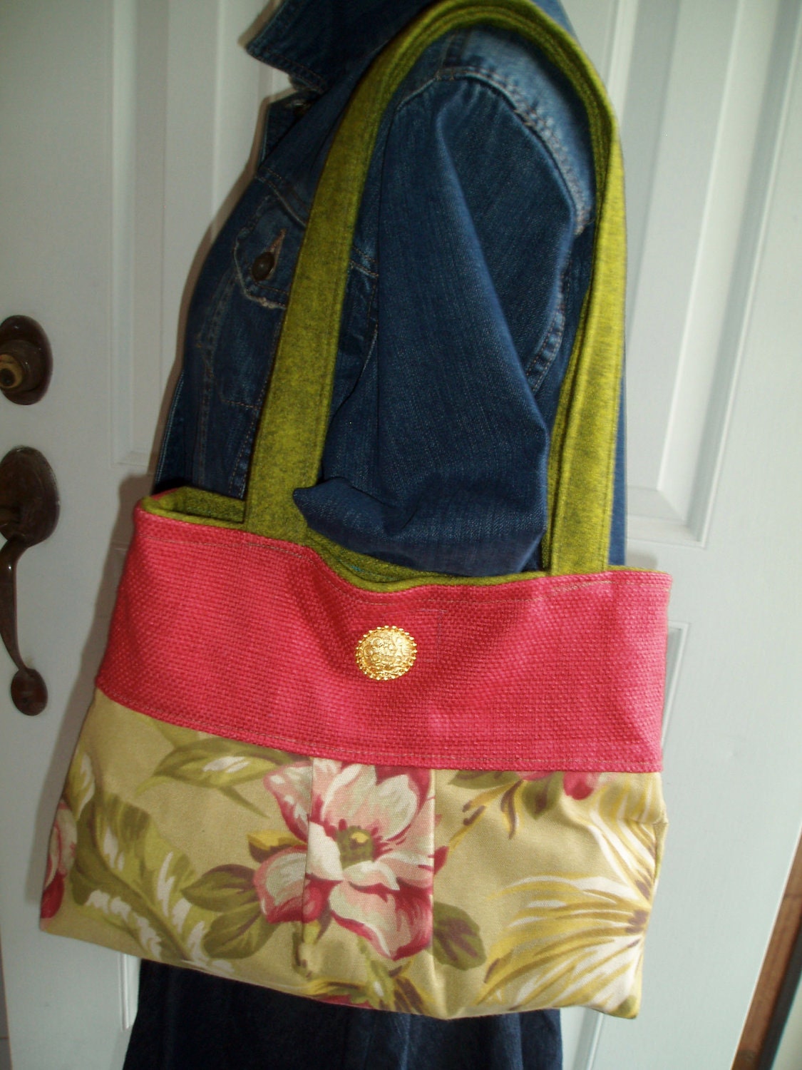Olivgrün, Und Coral Cotton Canvas Floral Plissee Hobo Tasche Mit Gold Button Olivgrün, Und Coral Cotton Canvas Floral Plissee Hobo Tasche Mit Gold Button von aliceJdesign