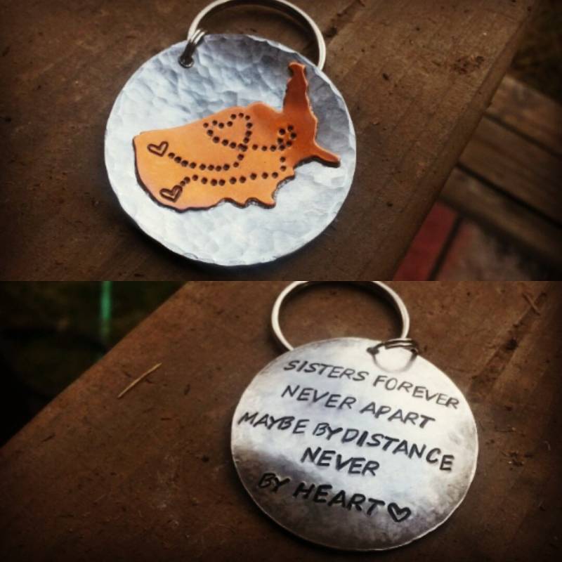 Usa, Abschluss, Schwestern, Cousins, Freunde Schlüsselanhänger. Mixed Metal, Personalisiert, Individuell, Handgestempelt Und Gehämmert Usa, Abschluss, Schwestern, Cousins, Freunde Schlüsselanhänger. Mixed Metal, Personalisiert, Individuell, Handgestempelt Und Gehämmert von aliciaeccles