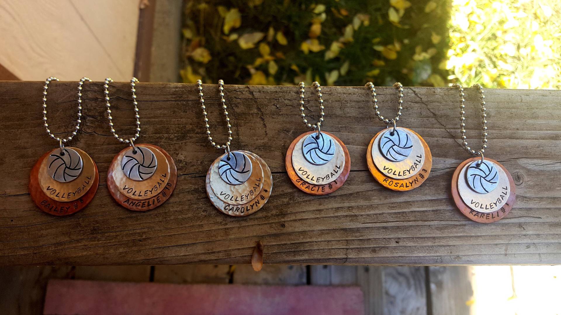 Volleyball Oder Andere Sport Halskette Individualisierbar Handgestempelt & Gehämmert Mixed Metal von aliciaeccles