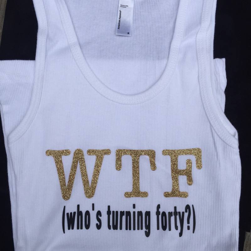 Lustiges Geburtstags-Shirt 40 Jahre | Drehen Vierzig Tank Geschenk Zum 40.geburtstag Wtf Wer Wird Vierzig Bestes Geburtstagsgeschenk Für Freundin von alidesignsSB