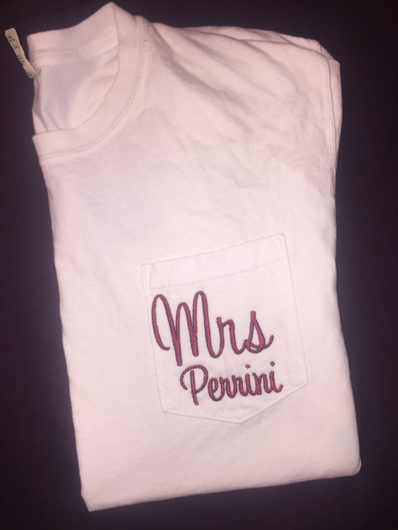 Monogrammierte Komfort Farbe Tasche T-Shirt Kurzarm-Komfort Farben - T-Shirt-Kleidung -Damen Kleidung-Monogrammed T-Shirt-Soft-Pocket von alilsmitten