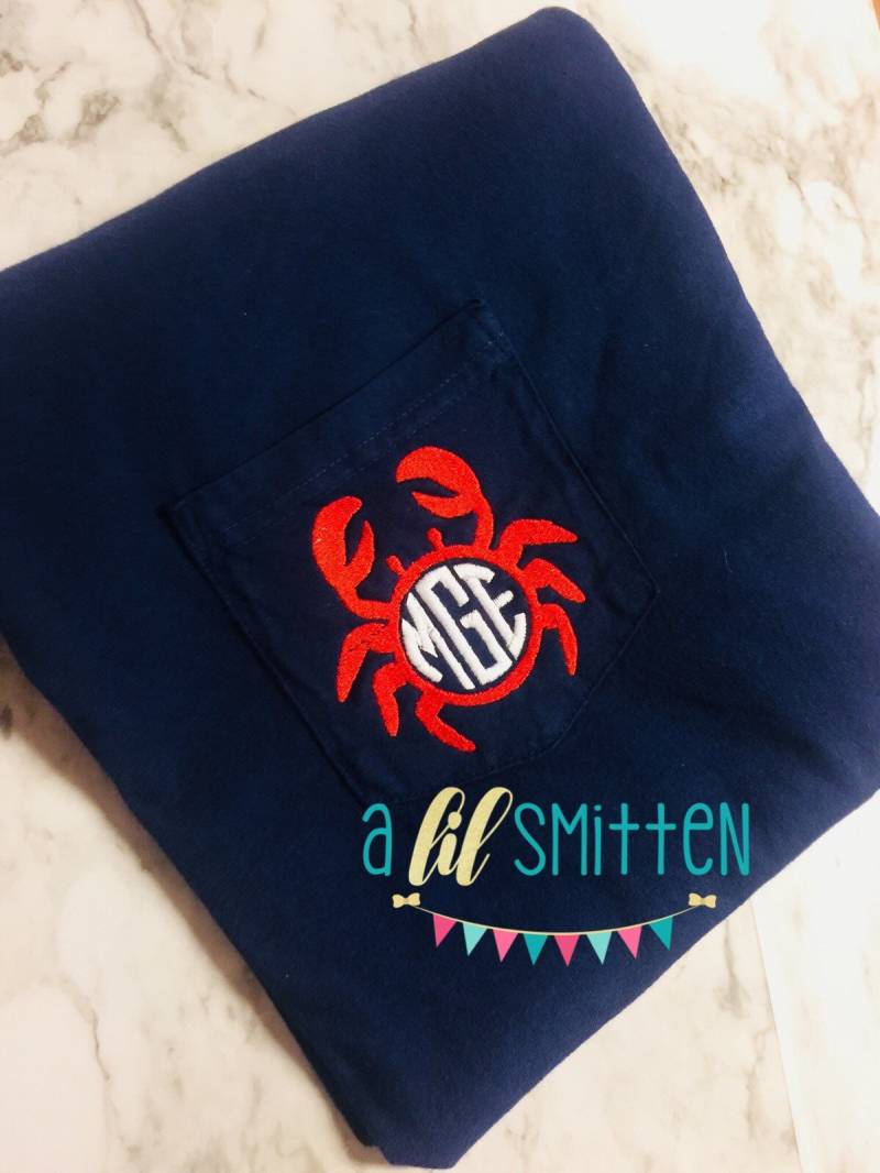 Monogrammierte Komfort Farbe Tasche T-Shirt Kurzarm-Komfort Farben - T-Shirt-Kleidung -Damen Kleidung-Monogrammed T-Shirt-Soft-Pocket von alilsmitten