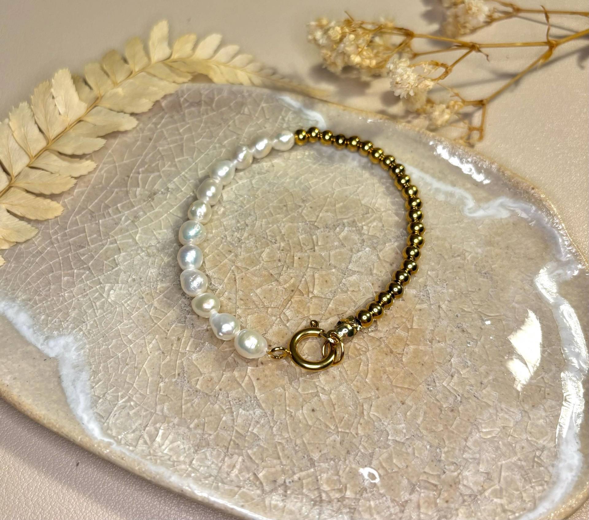 Perlenarmband , , Olea'', Süßwasserperlen, Vergoldete Edelstahl Perlen Perlenarmband , , Olea'', Süßwasserperlen, Vergoldete Edelstahl Perlen von alinacharmshop