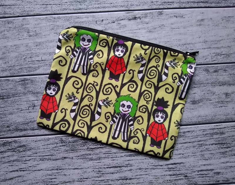 Gothy Toons in The Afterlife Poly Mesh Reißverschluss Beutel Kosmetik Make-Up Tasche Handgefertigt Auf Bestellung von alittlegeekybags