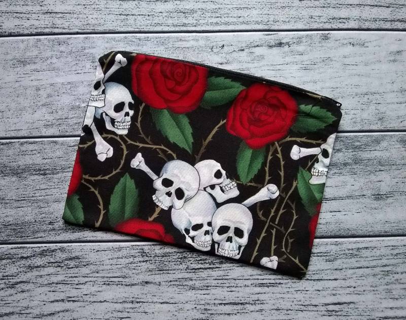 Schädel Und Rosen Poly Mesh Reißverschluss Beutel Kosmetik Make-Up Tasche Auf Bestellung Handgefertigt von alittlegeekybags