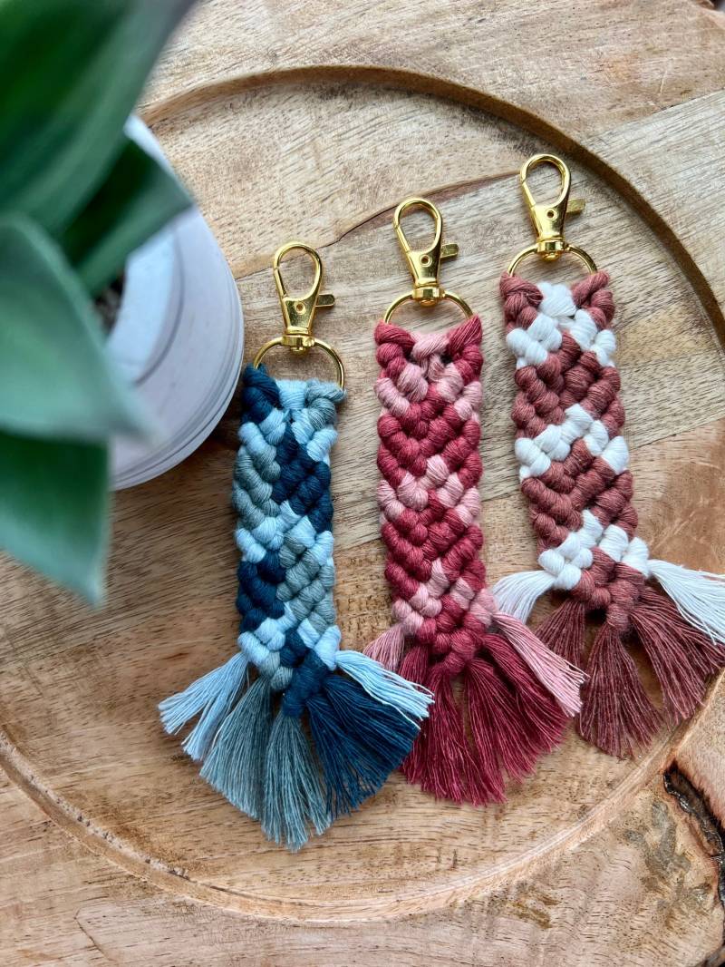 Makramee Schlüsselanhänger | Mehrfarbige Handgemachter Fransen Taschen Charm Boho Rucksack Charm von alittleknottie
