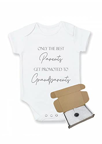 Baby-Body mit Aufschrift „Only The Best Parents Are Promoted To Grandparents“ (in englischer Sprache) – Geschenk verpackt mit Box von allaboutthebump