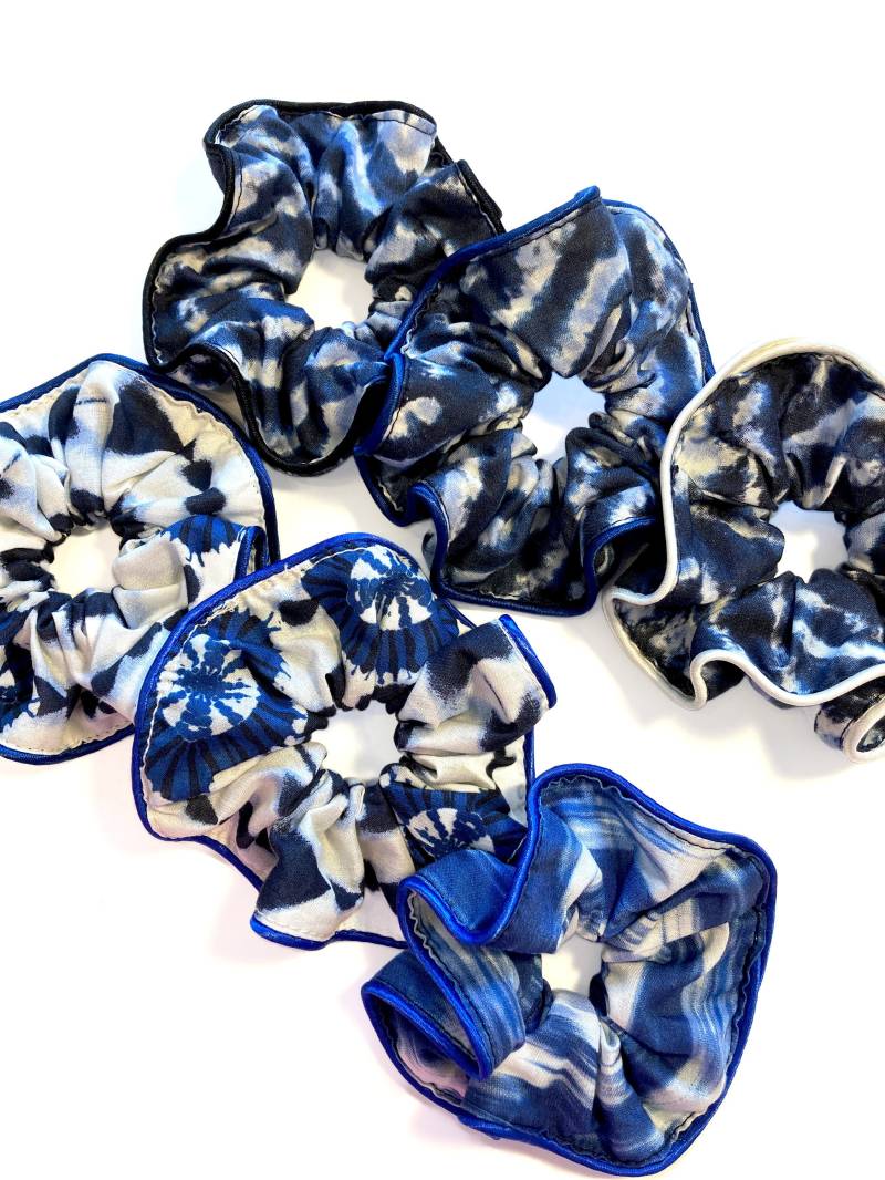 Scrunchie "Blue Boho" - Einzelstücke Mit Paspelband Und Kabelhaargummi | Blau Creme Schwarz Weiß Haargummi 100% Baumwolle Batik von allaboutyes