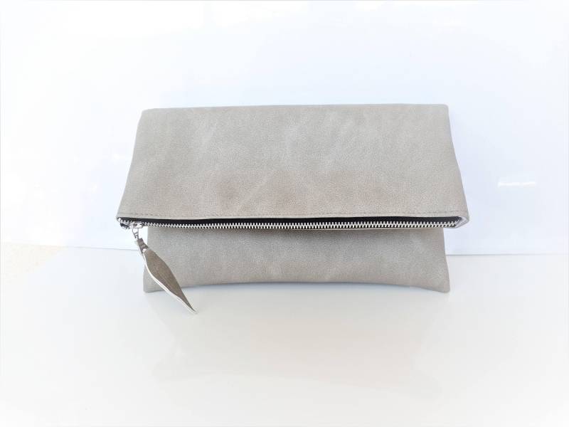 Foldover Clutch Aus Veganem Leder Hellgraue Geldbörse Mit Reißverschluss von allbyFEDI