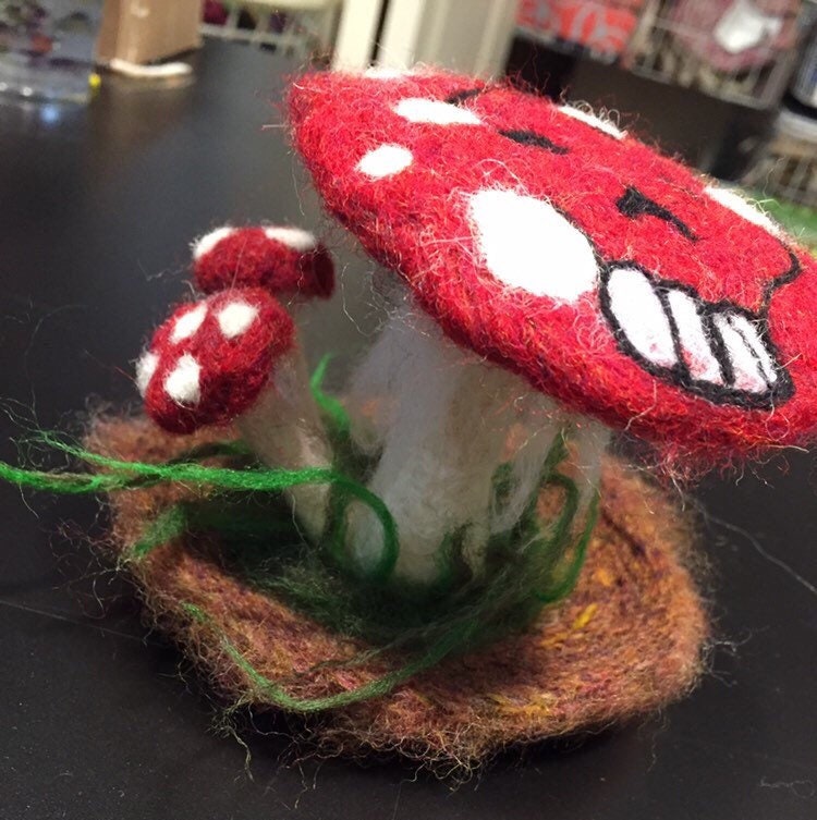 Gefilzter Totenkopfpilz Mit Multi von allearthlings