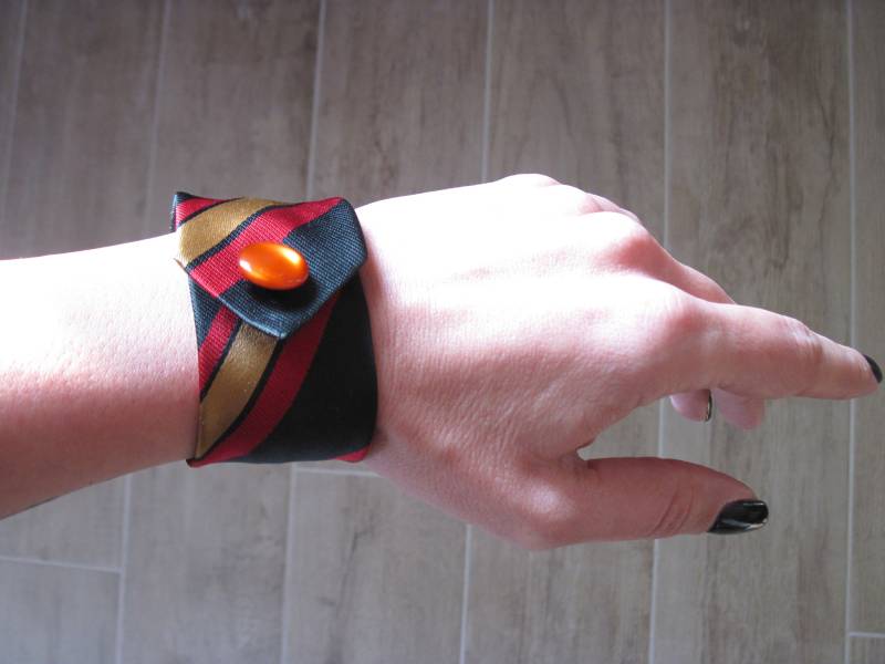 Handgefertigte Armband - Original Und Komfortabel Jahrgang Binden Schwarz, Gold Rot Einzelstück von allfreecolors