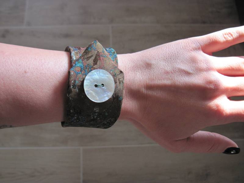 Handgefertigte Armband - Seide 100 % Original Und Komfortable Jahrgang Binden Multicolor Perlmutt-Knopf Einzelstück Handgefertigte Armband - Seide 100 % Original Und Komfortable Jahrgang Binden Multicolor Perlmutt-Knopf Einzelstück von allfreecolors