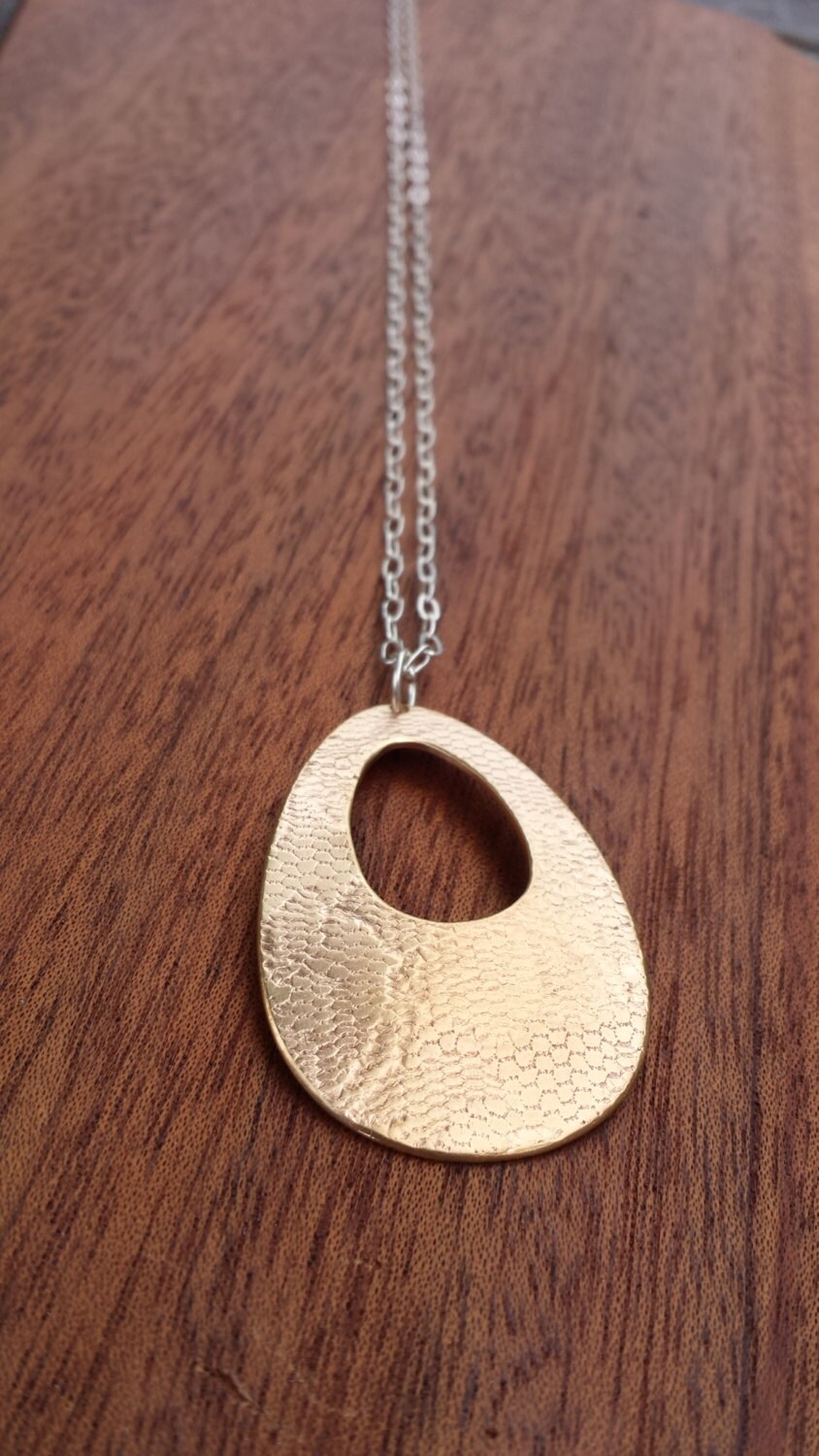 Teardrop Anhänger - Vintage Lace Finish Bronze Und Silber Hand Gestaltete Halskette von alliebstudios