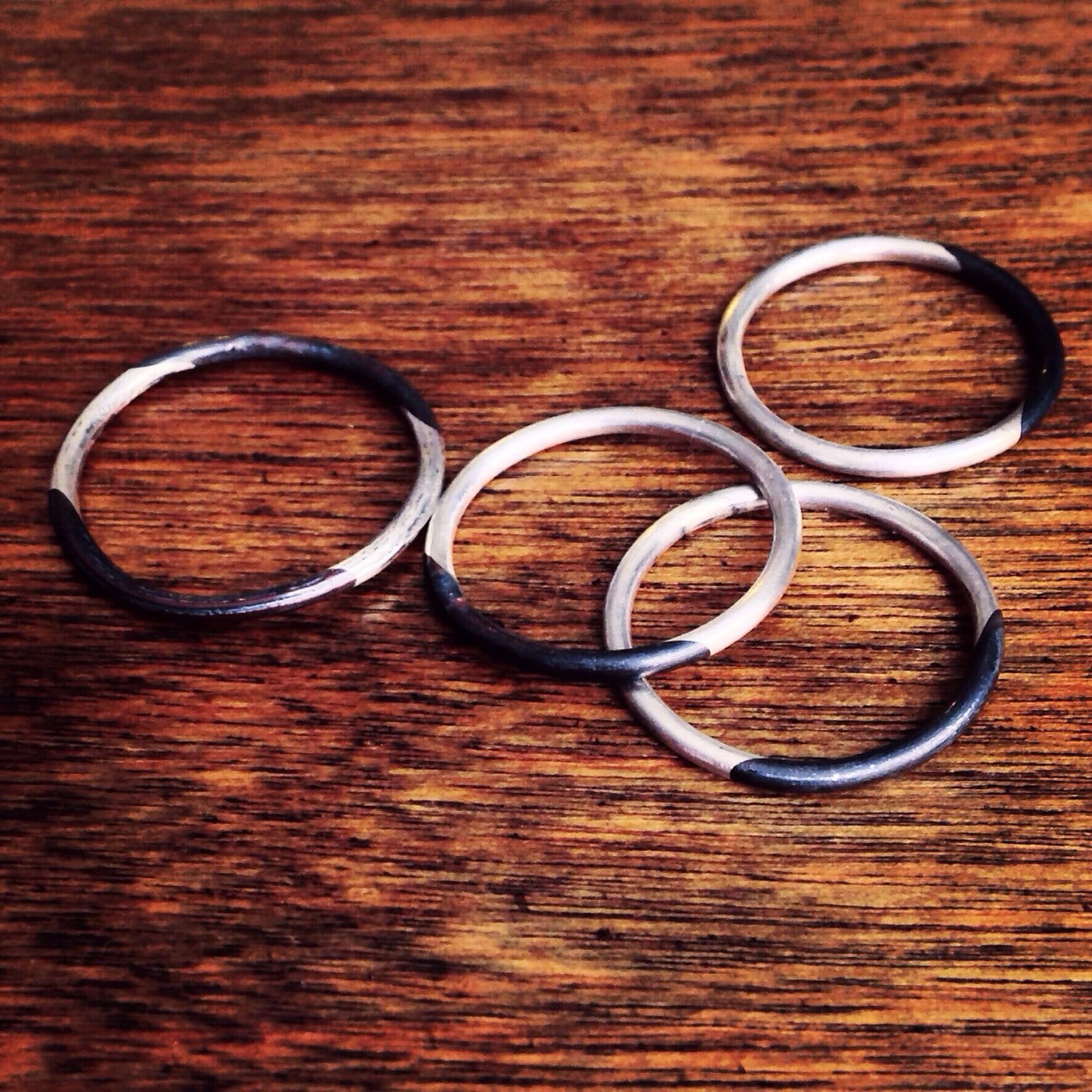Bemalte Stapelring - Oxidiertem Sterlingsilber Bemalte Stapelring - Oxidiertem Sterlingsilber von allisonmooney