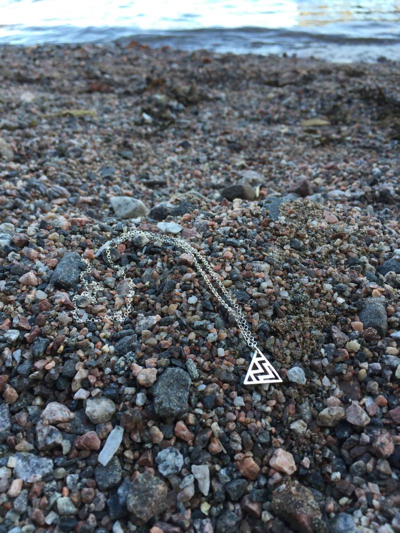 Aztec Stil Ausgeschnitten, Sterling Silber Dreieck Halskette Aztec Stil Ausgeschnitten, Sterling Silber Dreieck Halskette von allkStore