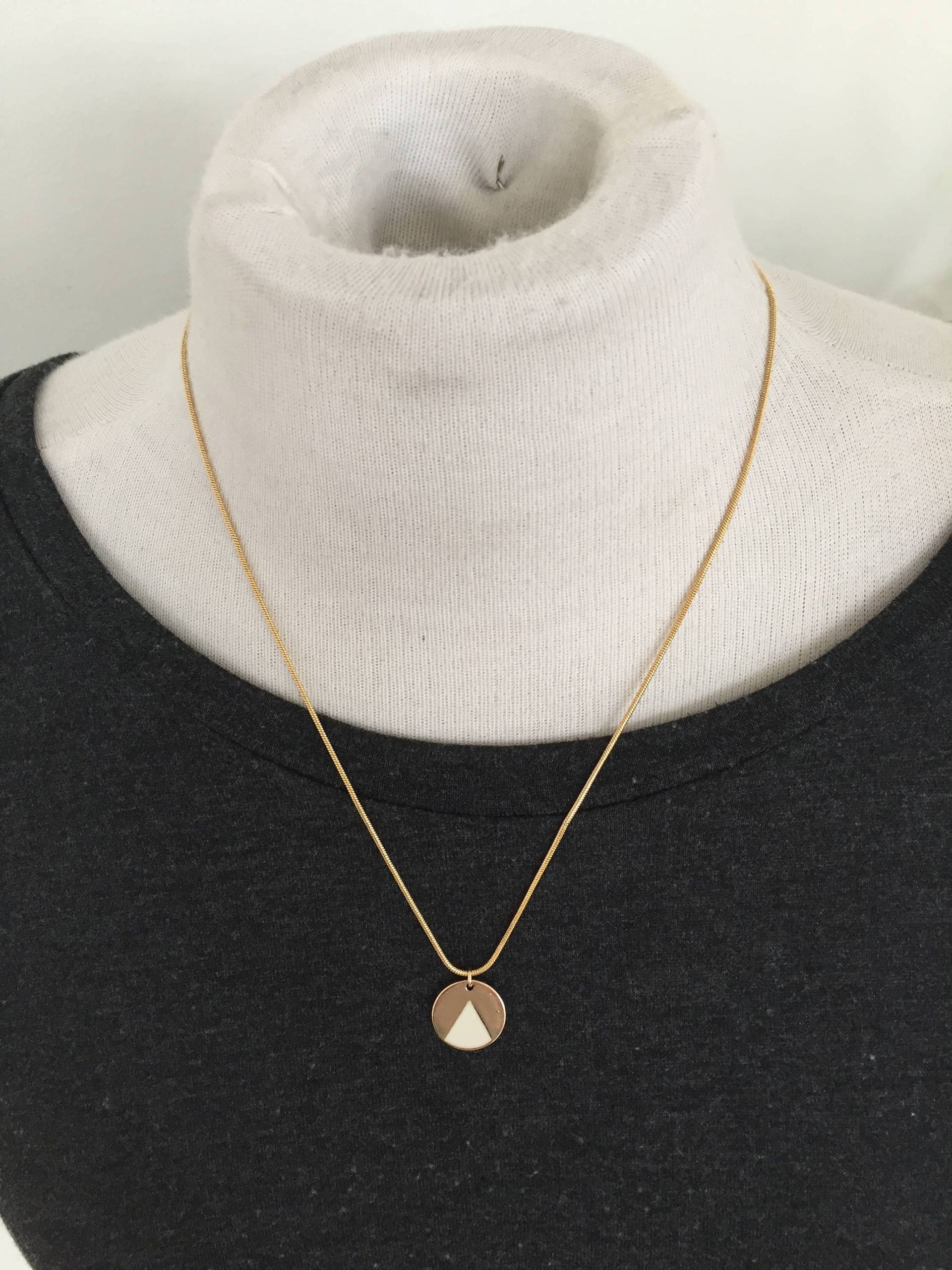 Geometrie-Kreis Und Dreieck-Kette in Gold Weiß Emaille Geometrie-Kreis Und Dreieck-Kette in Gold Weiß Emaille von allkStore