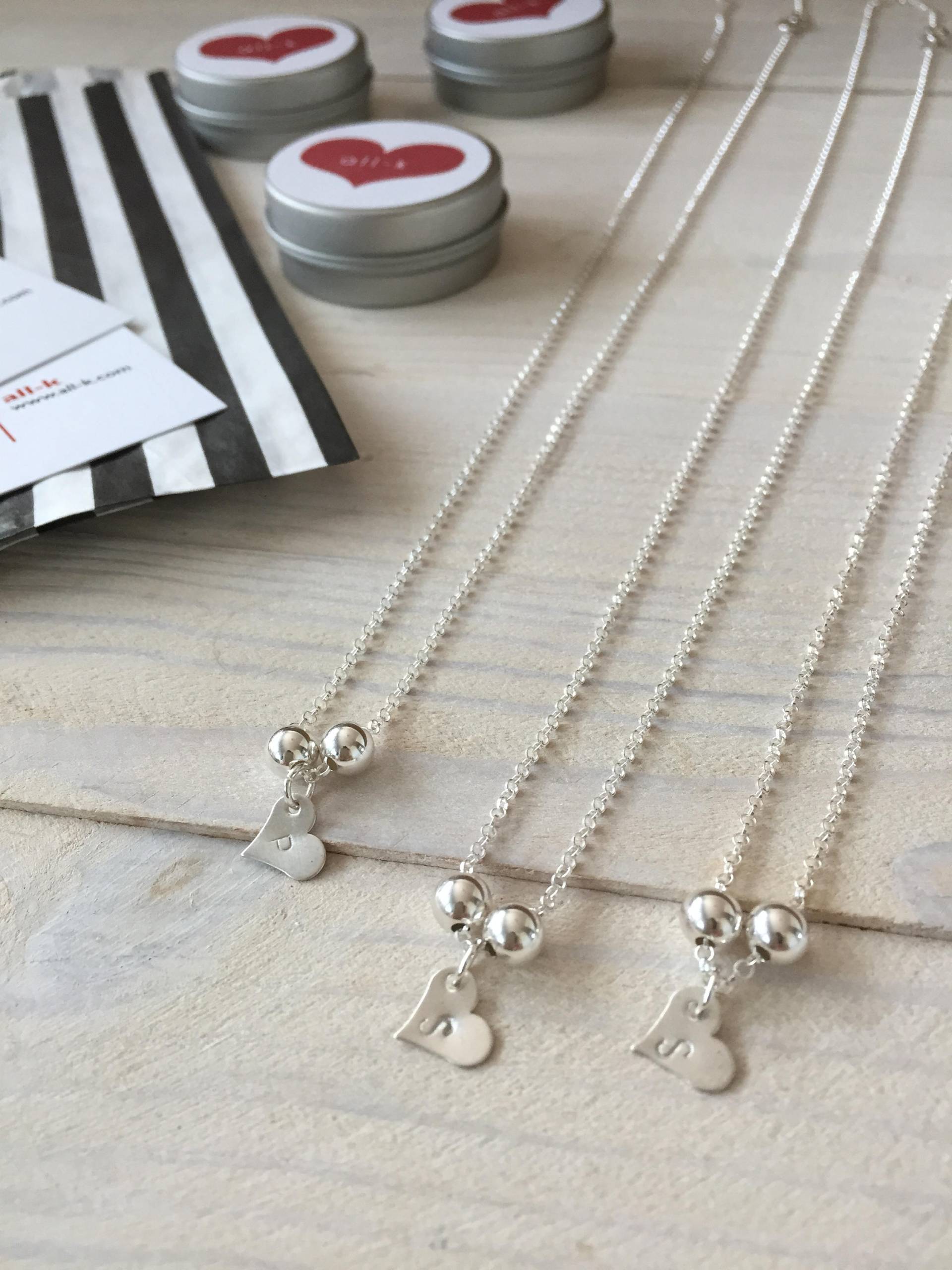 Mini-Herzhalskette Mit Kleinen Kugeln Können Personalisiert Werden Mini-Herzhalskette Mit Kleinen Kugeln Können Personalisiert Werden von allkStore