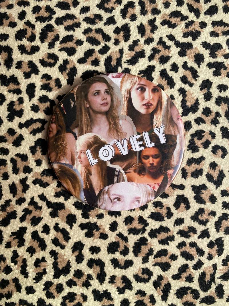 Cassie Skins Uk Collage Anstecker von allnaturalcauses