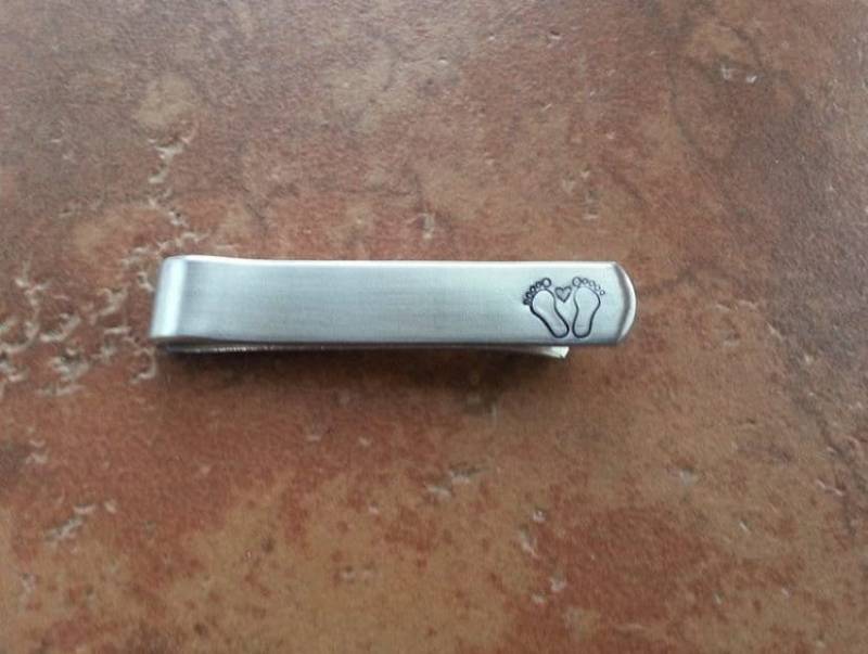 Baby Füße & Herz Aluminium Krawattenklammer/- Neuer Vater, Großvater, Pepere Kann Auch Personalisiert Werden von allstrungout1