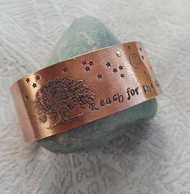 Greif Nach Den Sternen - 1-Zoll-Armband Aus Geätztem Kupfer Baum Des Lebens Handgestempelt Swarovski-Kristall Greif Nach Den Sternen - 1-Zoll-Armband Aus Geätztem Kupfer Baum Des Lebens Handgestempelt Swarovski-Kristall von allstrungout1