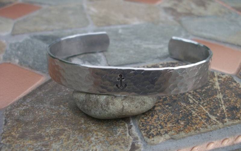 I Refuse To Sink - Strukturierte Armspange Mit Geheimer Botschaft Im Inneren Handgestempelter 3/8-Zoll-Manschettenarmband Aus Aluminium I Refuse To Sink - Strukturierte Armspange Mit Geheimer Botschaft Im Inneren Handgestempelter 3/8-Zoll-Manschettenarmband Aus Aluminium von allstrungout1