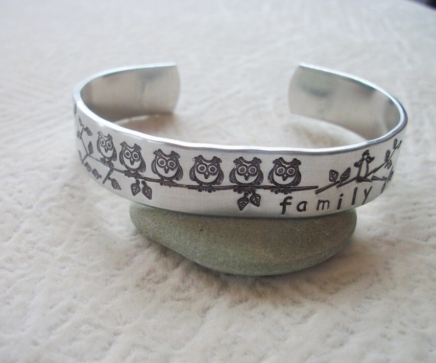 Owls & Angel Family Aluminium Manschette Armband - Kleine Eulen Auf Einem Ast Freunde, Schwestern, Mutter Und Töchter Handgestempelte 1/2 Zoll Owls & Angel Family Aluminium Manschette Armband - Kleine Eulen Auf Einem Ast Freunde, Schwestern, Mutter Und Töchter Handgestempelte 1/2 Zoll von allstrungout1