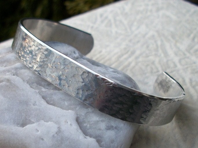 strukturierte Manschette Mit Geheimer Botschaft Im Inneren - Mamas Favorit Handgestempeltes 3/8-Zoll-Manschettenarmband Aus Aluminium strukturierte Manschette Mit Geheimer Botschaft Im Inneren - Mamas Favorit Handgestempeltes 3/8-Zoll-Manschettenarmband Aus Aluminium von allstrungout1
