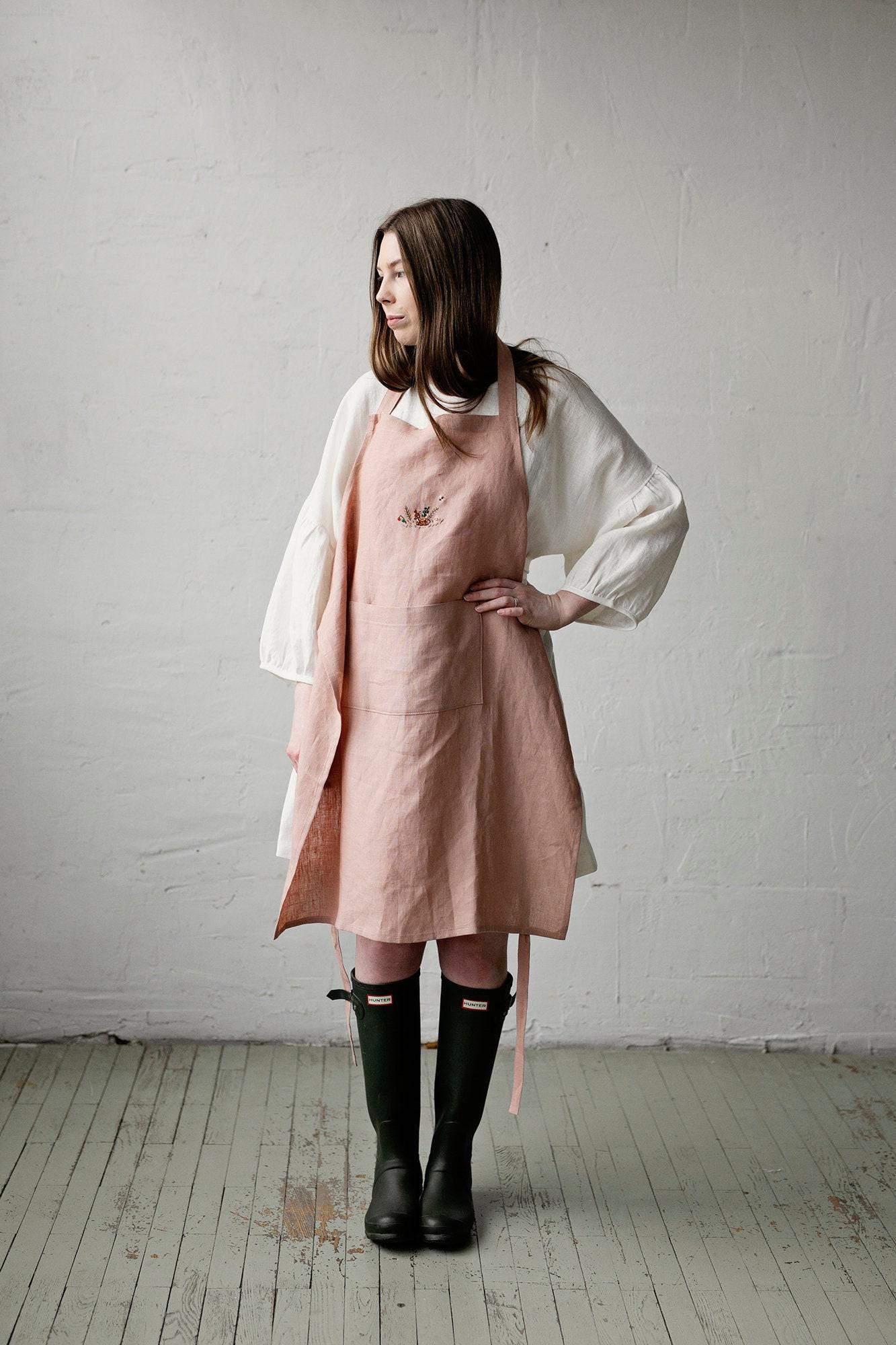 Leinen Kochschürze, Altrosa, Handbestickt | One Size von allthebeautifullinen